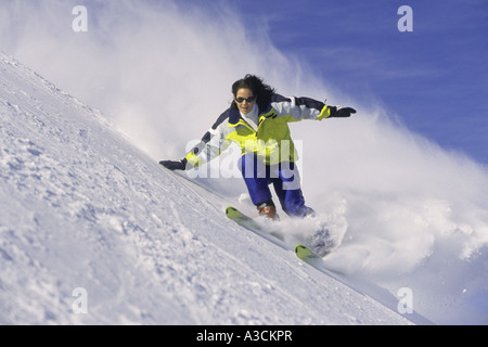 Sciatore femmina racing in discesa, Austria, Alpi Foto Stock