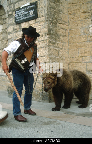 L'orso bruno (Ursus arctos), il proprietario con il suo dancing bear Foto Stock