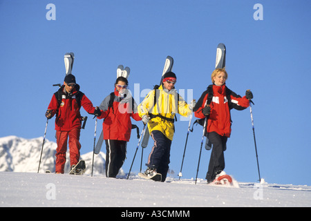 Un gruppo di appassionati di sci nella neve profonda, Austria, Alpi Foto Stock