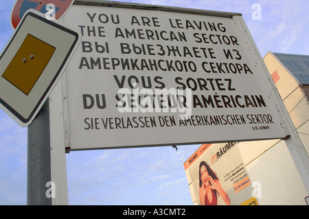 Il Checkpoint Charlie a Berlino, Germania Foto Stock