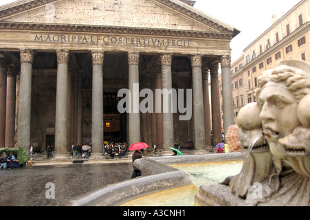 Il Pantheon di Roma in un giorno di pioggia Foto Stock