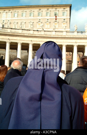 Una suora orologi come Papa Benedetto XVI tiene la messa domenicale in Piazza San Pietro Città del Vaticano Roma Italia Foto Stock