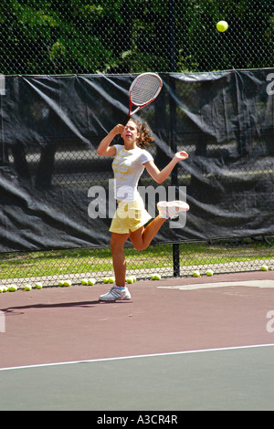 Femmina adolescente a suonare in una scuola di tennis gioco nel Michigan Foto Stock