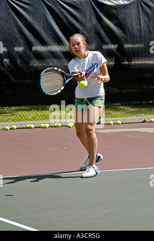 Femmina adolescente a suonare in una scuola di tennis gioco nel Michigan Foto Stock