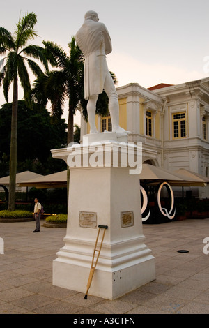 Statua di Sir Stamford Raffles, presso l'originale luogo di atterraggio, Singapore Foto Stock