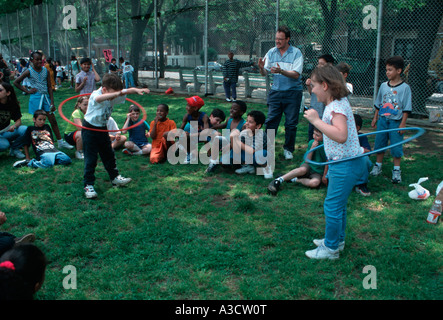 Gli studenti della scuola elementare hanno un campo giorno alla fine dell anno scolastico in un vicino parco di Brooklyn, New York Foto Stock