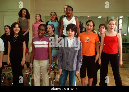 Segreteria studenti provano per un imminente concerto a scuola per le Arti dello spettacolo a New York City alla scuola pubblica Foto Stock