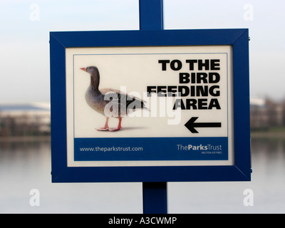 Un segno per il bird area di alimentazione fornita dai parchi fiducia, Milton Keynes. Foto Stock