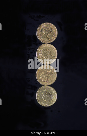 British pound coin font lettera che ho su nero Foto Stock