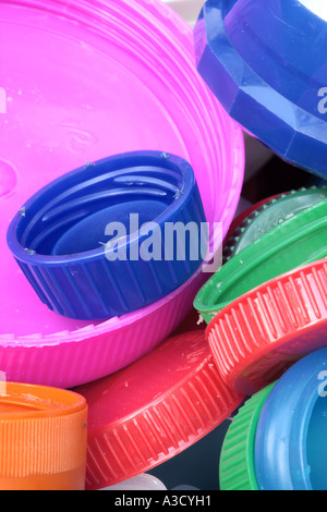 Colorato vaso in plastica e i tappi di bottiglia nel contenitore di riciclaggio Foto Stock