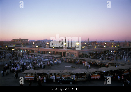 Una vivace scena di mercato in piazza Djemaa el Fna a Marrakech Marocco al crepuscolo Foto Stock