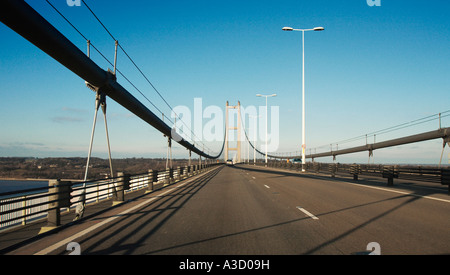 A guidare oltre il Humber sospensione ponte vicino a Hull Yorkshire Lincolnshire England Regno Unito Foto Stock