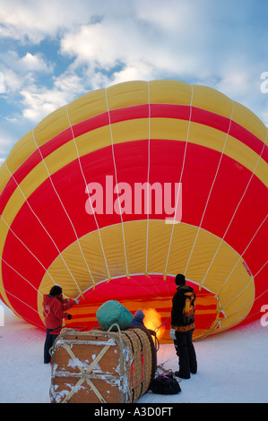 Il gonfiaggio di un palloncino al Chateau d'Oex Balloon Festival Foto Stock