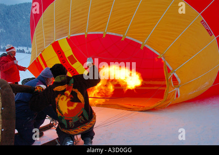 Il gonfiaggio di un palloncino al Chateau d'Oex balloon festival, Svizzera Foto Stock