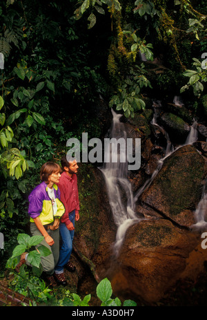 Brasiliano, uomo donna brasiliana, giovane, naturalista, escursionisti, Hiking trail, foresta pluviale atlantica, itatiaia national park, stato di Rio de janeiro, Brasile Foto Stock