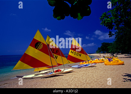 Barche a vela, Mezza Luna Beach, Half Moon Golf Tennis e Beach Club, Rose Hall, vicino, Montego Bay, Giamaica Foto Stock