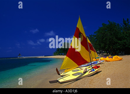 Barche a vela, Mezza Luna Beach, Half Moon Golf Tennis e Beach Club, Rose Hall, vicino, Montego Bay, Giamaica Foto Stock