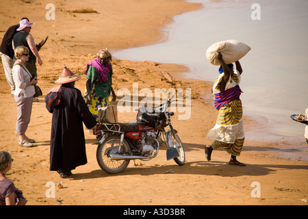 Attesa per il traghetto per attraversare il Fiume Bani sul percorso per il lunedì mercato a Djenne, Mali, Africa occidentale Foto Stock