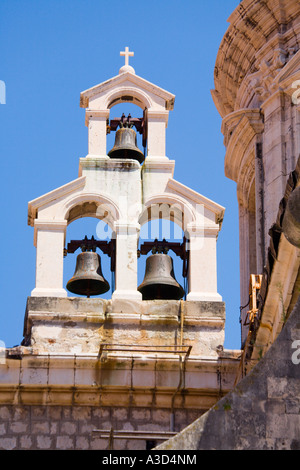 Città vecchia chiesa particolare con tre campane, in Dubrovnik in Croazia, Europa Foto Stock