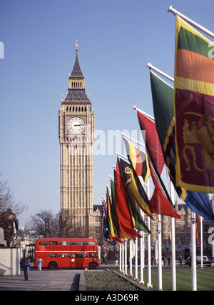 La piazza del Parlamento e il Big Ben con selezione di bandiere internazionali include autobus Routemaster e statua di Sir Winston Churchill Foto Stock