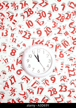 Immagine concettuale quotidianamente strappare le pagine del calendario intorno orologio concetto di appuntamento occupato pianificare del tempo per esaurire la data per effettuare la pianificazione delle scadenze Foto Stock