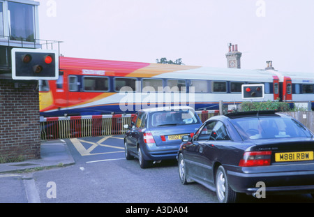 Coda di traffico al passaggio a livello a Brockenhurst Hampshire Foto Stock