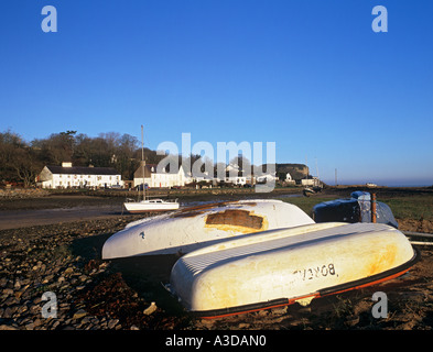 RED WHARF BAY VILLAGE con barche capovolta. Red Wharf Bay Anglesey North Wales UK Foto Stock