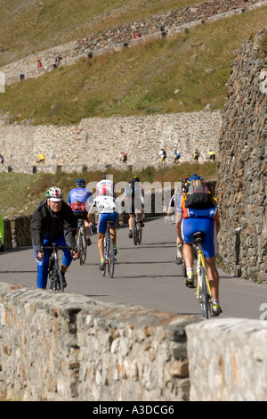 I ciclisti andando su e giù per la strada più alta delle Alpi per il mountain pass di Stelvio, Alto Adige, Italia Foto Stock