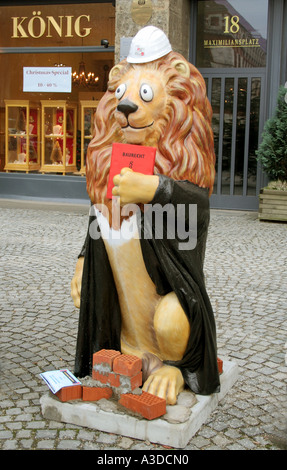 Re Leone statua raffigurante la costruzione di diritto in Monaco di Baviera Baviera Germania Foto Stock