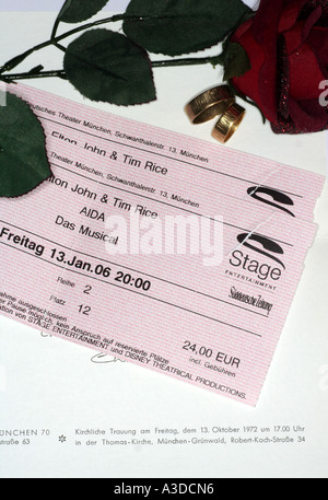 Un felice matrimonio sentimentale wedding carta lettura Venerdì 13 ottobre 1972 e biglietto ancora andando fuori venerdì 13 gennaio 2006 Foto Stock