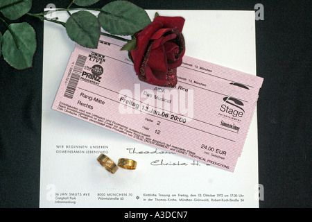 Sentimentale un matrimonio felice matrimonio carta lettura Venerdì 13 ottobre 1972 e biglietto ancora andando fuori venerdì 13 gennaio 2006 Foto Stock