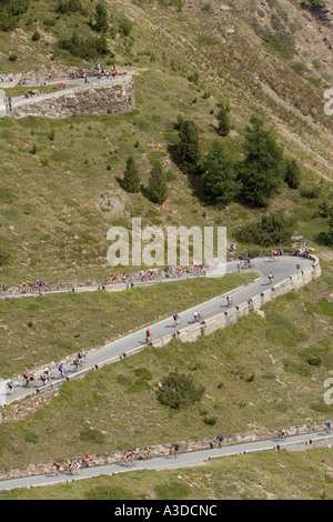 I ciclisti sulla strada per il passo di montagna di Stelvio, Alto Adige, Italia Foto Stock