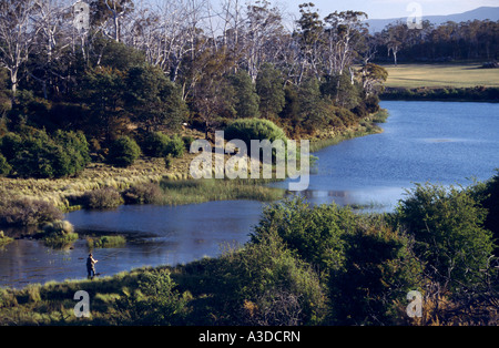 Pesca alla trota di fiume Macquarie vicino Cressy a nord-est della Tasmania Australia orizzontale Foto Stock