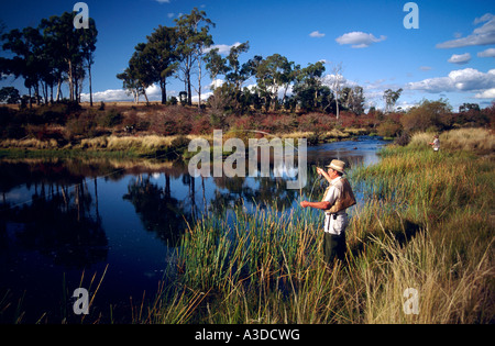 Pesca alla trota di fiume Macquarie vicino Cressy a nord-est della Tasmania Australia orizzontale Foto Stock