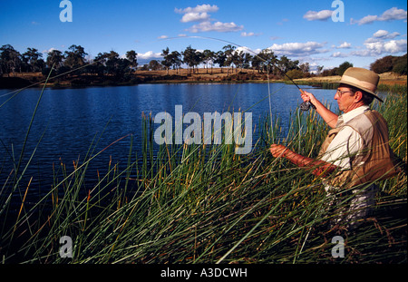 Pesca alla trota di fiume Macquarie vicino Cressy a nord-est della Tasmania Australia orizzontale Foto Stock