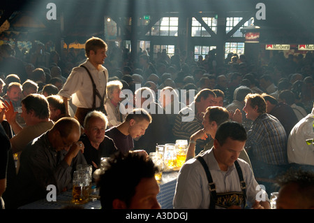 Atmosfera dentro il Braeu Augustiner Brau tenda Oktoberfest Monaco di Baviera Baviera Germania Foto Stock