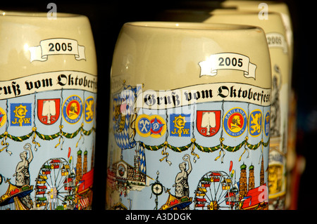 Negozio di souvenir birra stein Oktoberfest 2005 Monaco di Baviera Baviera Germania Foto Stock