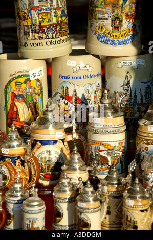 Negozio di souvenir diverse steins birra Oktoberfest 2005 Monaco di Baviera Baviera Germania Foto Stock