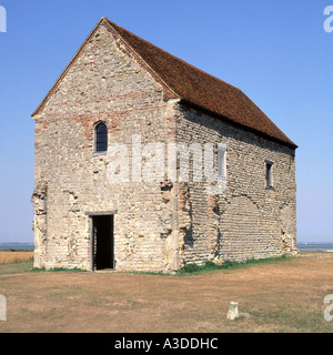 Bradwell on Sea storica cappella di San Pietro Saxon accanto all'estuario del fiume Blackwater sulla penisola di Deggie Essex Inghilterra UK Foto Stock