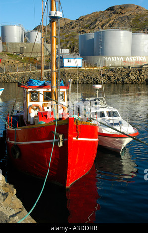Le barche nel porto con i serbatoi Ammassalik Eastgreenland Foto Stock