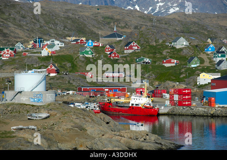 Vista della città con la porta di navi e case colorate Eastgreenland Ammassalik Foto Stock