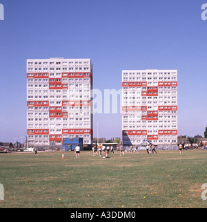 Barking & Dagenham consiglio alto edificio pubblico immobiliare prefabbricato blocco di cemento costruito accanto al Castello Green Park East London Inghilterra Regno Unito Foto Stock