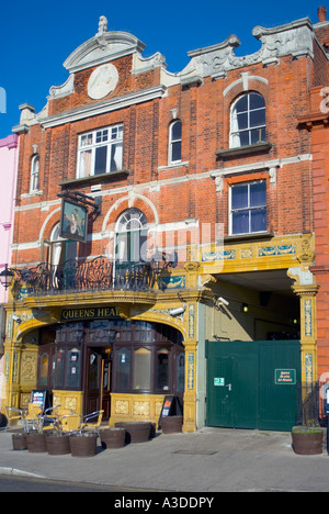 The Queens Head Pub che si affaccia sul Porto di Ramsgate Kent Foto Stock