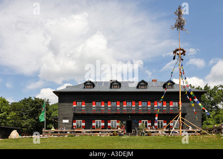 Maypole e rifugio sulla peilstein, Austria inferiore, Austria Foto Stock