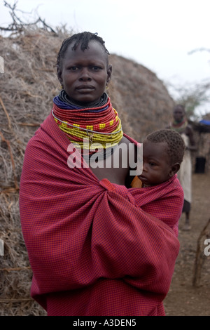 Una donna e bambino nel villaggio di Kaikor Turkana in Kenya Foto Stock