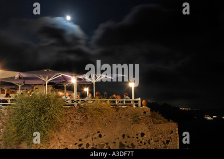 Ristoranti di notte, Oia - Santorini, Grecia Foto Stock