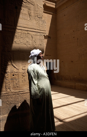 Uomo al Tempio di Philae Aswan Egitto Foto Stock