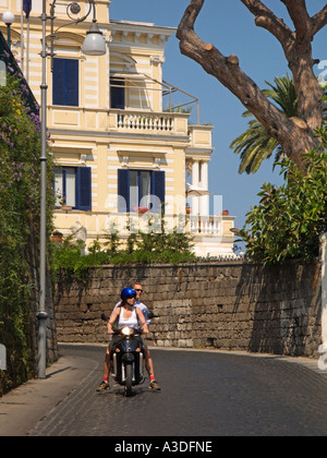 A bordo di uno scooter da moto, in Via Luigi De Maio, Sorrento, Baia di Napoli, Costiera Amalfitana, Italia Foto Stock