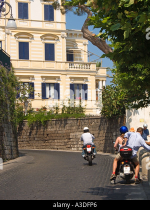 A bordo di uno scooter da moto, in Via Luigi De Maio, Sorrento, Baia di Napoli, Costiera Amalfitana, Italia Foto Stock