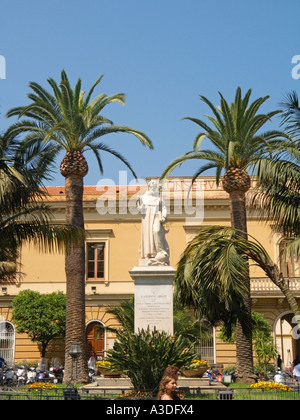 Piazza Sant'Antonino, monumento e statua dell'Abbate di Sant'Antonino, Sorrento, Baia di Napoli, Costiera Amalfitana, Italia Foto Stock